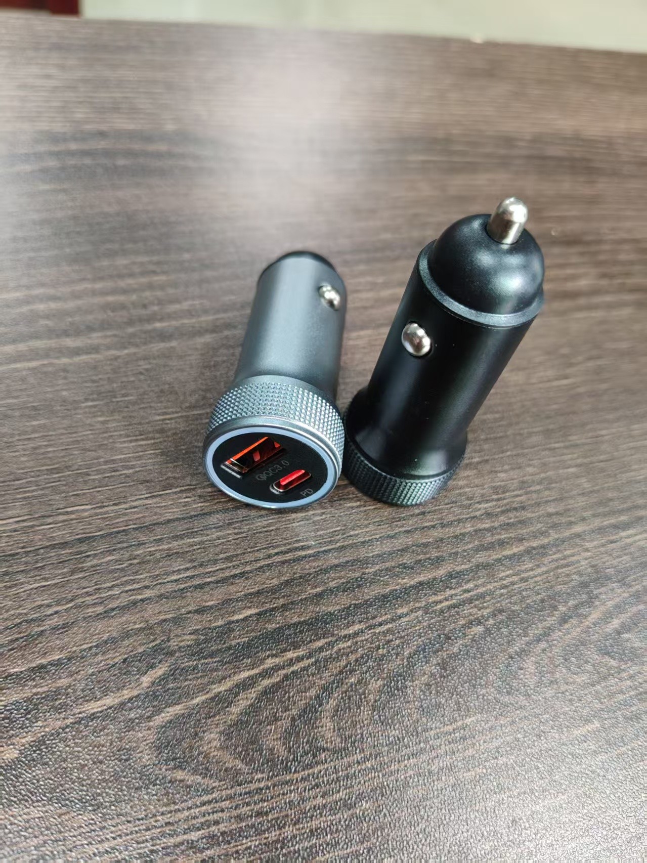 双口车载充电器